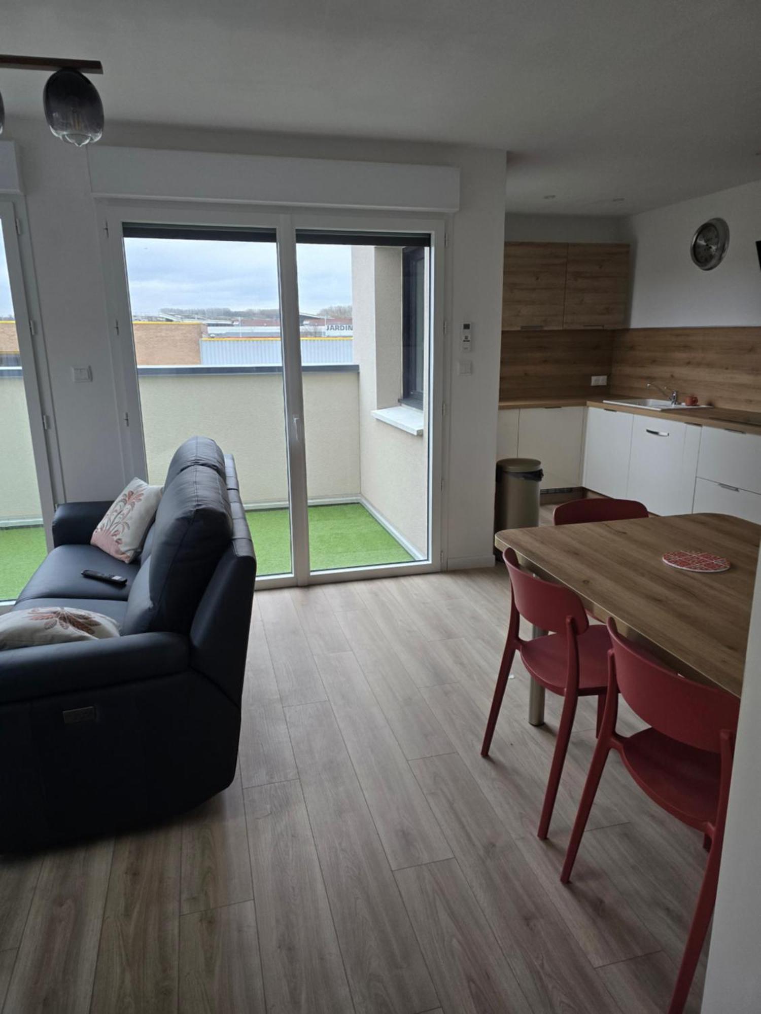 Appartement Cosy Pres De Sceneo Et Auchan Au Dessus Du Fleuriste Bellafleur Longuenesse Exterior foto